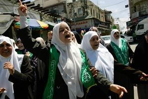 داعمات لحماس خلال تظاهرة في بلدة طولكرم في الضفة الغربية 	اپ﻿