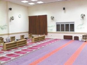 جدران المسجد التي دونت عليها العبارات المسيئة للخليفة عمر بن الخطاب رضي الله عنه﻿