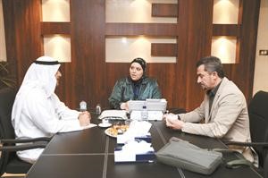 د جاسم العلي ود محمود الموسوي يتحدثان للزميلة رندى مرعي 	فريال حماد﻿