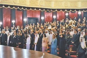جمع من الحضور في صالة الاوبرا
