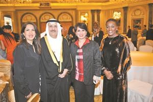 السفير محمد المجرن الرومي وحرمه نادية المعجل مع الزميلة ريم الوقيان والفنانة فطومة