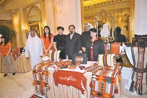 اعجاب الصينيين بالتراث الكويتي دفعهم للاقبال والتصوير معه