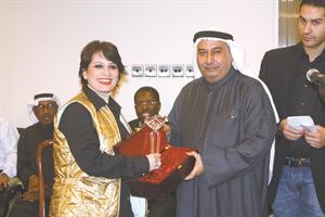 السفير الذويخ مكرما الزميلة ريم الوقيان