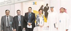 مسؤولو الجامعة في جناح الاهلي خلال المعرض
