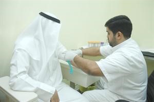 احد المراجعين يجري فحوصات
