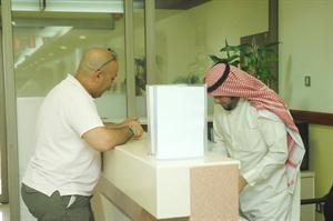 احد المراجعين للمركز يتسلم رقما للمراجعة
