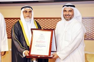 جمال الشطي مكرما د عبدالمحسن الخرافي