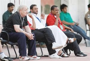 مدرب كاظمة التشيكي ميلان ماتشالا يراقب المباراة﻿