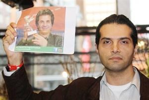 احد المعجبين بالمخرج يحمل صورته في مهرجان برلين السينمائي