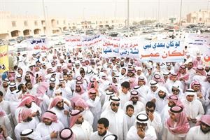 جمع حاشد في مبارك الكبير يرفع لافتات استنكار للتعرض لام المؤمنين عائشة والصحابة الكرام رضي الله عنهم كرم ذياب