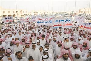 حشود غفيرة من المواطنين شاركت في الاعتصام ورفعوا لافتات نصرة للرسول صلى الله عليه وسلم واصحابه واهل بيته