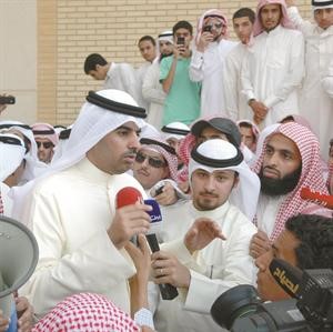 خالد الطاحوس متحدثا خلال الاعتصام