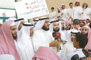 فلاح الصواغ ودجمعان الحربش وعدد من المشاركين