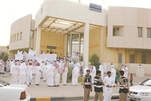 المشاركون في الاعتصام امام مخفر مبارك الكبير لتقديم بلاغ