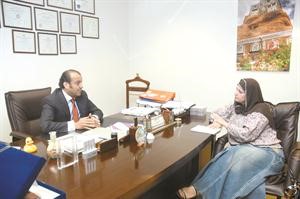 د الرشدان يتحدث للزميلة حنان عبدالمعبود