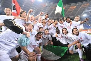 فرحة لاعبي ميلان بالتتويج بالدوري الايطالي للمرة الاولى منذ 2004 وللمرة 18 في تاريخه افپ