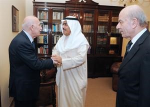 رئيس مجلس النواب الاسبق حسين الحسيني مستقبلا نائب رئيس التحرير الزميل عدنان الراشد بمكتبه في عين المريسه محمود الطويل