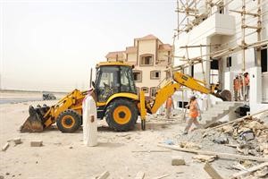  واكمال الازالة بالاليات حرصا على سلامة المبنى
