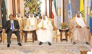 صاحب السمو الامير الشيخ صباح الاحمد مستقبلا الرئيس الباكستاني اصف علي زرداري بحضور سمو ولي العهد الشيخ نواف الاحمد﻿