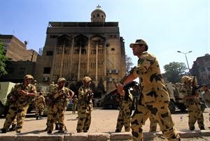 وقوات مسلحة مصرية تفرض الامن لمنع حدوث فتنة طائفية امام الكنيسة صباح امس	افپاپ﻿