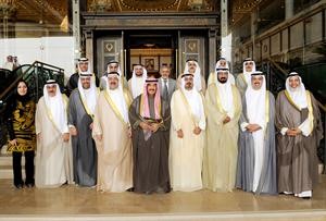 سمو رئيس مجلس الوزراء الشيخ ناصر المحمد في لقطة جماعية مع اعضاء حكومته الجديدة﻿