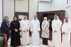وزير التربية وزير التعليم العالي احمد المليفي يتوسط القيادات التربوية في منطقة العاصمة التعليمية