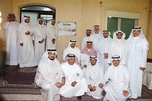 رواد الديوان امام اللافتة
