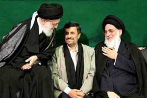 الرئيس الايراني محمود احمدي نجاد متوسطا المرشد الاعلى اية الله علي خامنئي ورئيس الهيئة القضائية هاشمي شهرودي في احتفال ديني بطهران امس الاول	اپ﻿