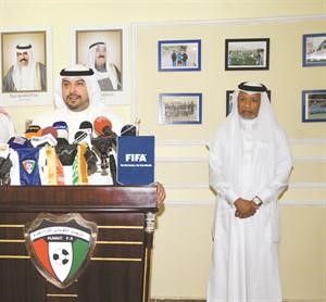 محمد بن همام يتحدث في المؤتمر الصحافي بحضور الشيخ طلال الفهدهاني الشمري﻿