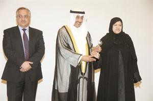 جاسم الخرافي ودعبدالرزاق النفيسي خلال تكريم احدى المشاركات
