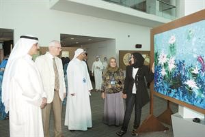 دروبرت كوك خلال جولة داخل المعرض 	كرم ذياب﻿