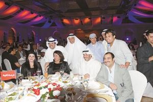 ابتسامة لعدسات المصورين من المشاركين في مسلسل فرصة ثانية