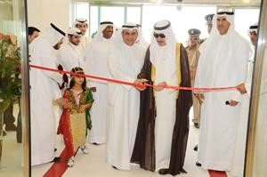 الشيخ مبارك الحمود يقص شريط الافتتاح
