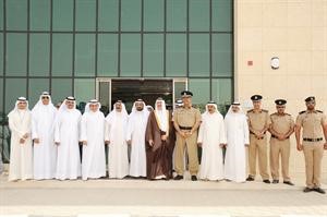  ويتوسط مسؤولي كل من البنك والمنطقة عقب الافتتاح
