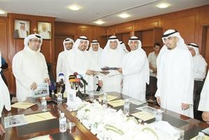 الشيخ طلال المحمد يتوسط الشيخ طلال الفهد وم ابراهيم الصقعبي عقب توقيع العقد﻿