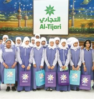 طالبات مدرسة الرقية المتوسطة عقب تلقيهن محاضرة التجاري﻿
