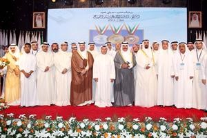 سمو ولي العهد الشيخ نواف الاحمد متوسطا دمحمد العفاسي والشيخ طلال الفهد واعضاء مجلس ادارة الهيئة العامة للشباب والرياضة
