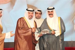 الشيخ طلال الفهد يقدم هدية تذكارية لسمو ولي العهد بحضور نائب مدير الهيئة عصام جعفر