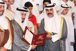 ولي العهد مكرما رئيس اتحاد الملاكمة ورفع الاثقال الشيخ فهد الجابر واللاعبين