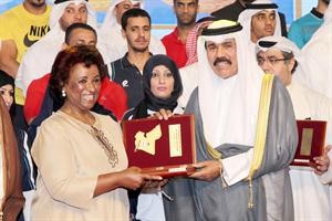 ولي العهد مكرما رئيسة اللجنة النسائية لرياضة المراة الشيخة نعيمة الاحمد