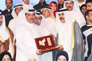 سموه يكرم نائب رئيس النادي البحري خالد الفودري واللاعبين