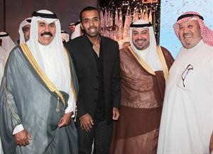 سموه مكرما البطل يوسف القناعي بحضور الشيخ طلال الفهد والزميل فيصل القناعي