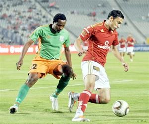 مهاجم الاهلي محمد ناجي جدو يحاول التخلص من مراقبة مدافع زيسكو