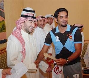 حسين عاشور مكرما علي مراد في مناسبة سابقة
