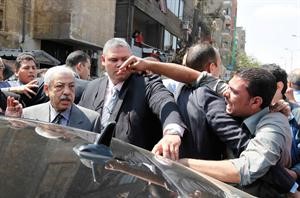 مسيحيون يصرخون بوجه وزير الداخلية منصور العيسوي لدى زيارته كنيسة مارمينا	رويترز﻿