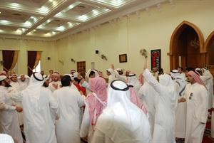 فوضى وتدافع في صحن المسجد بعد طرد الامام﻿