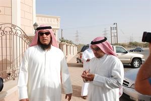 مبارك البذالي متحدثا للزميل هاني الظفيري ﻿