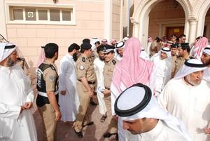 لحظة اقتياد المتهم بالاعتداء على امام المسجد ﻿