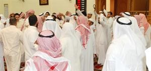 احد المشاركين في صلاة الغائب يرفع العقال﻿
