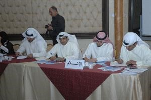 الزميل ناصر الوقيت متوسطا الزملاء الاعلاميين اثناء تغطية الندوة